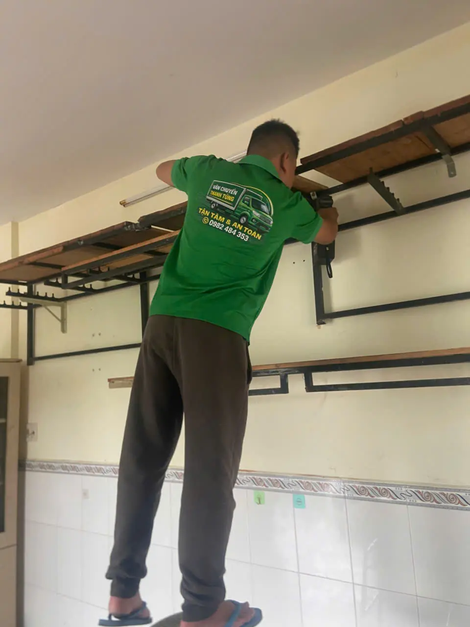 Th&aacute;o lắp kệ treo tường khi chuyển nh&agrave; tại B&igrave;nh Trị Đ&ocirc;ng